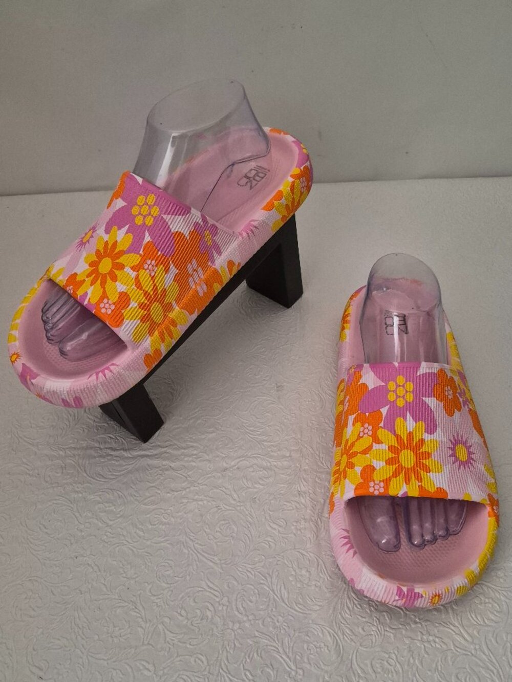 No Boundaries Womens 8 Hawaiian Floral Pink Orange Yellow Beach Pool Slides